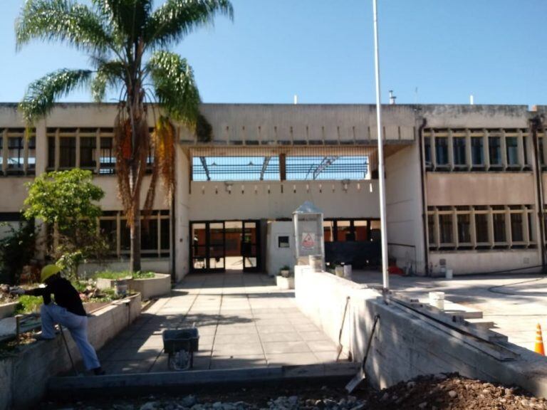 Sólo dos operarios trabajaban este viernes en el edificio de la escuela Santa Rosa, según afirmaron los padres autoconvocados.