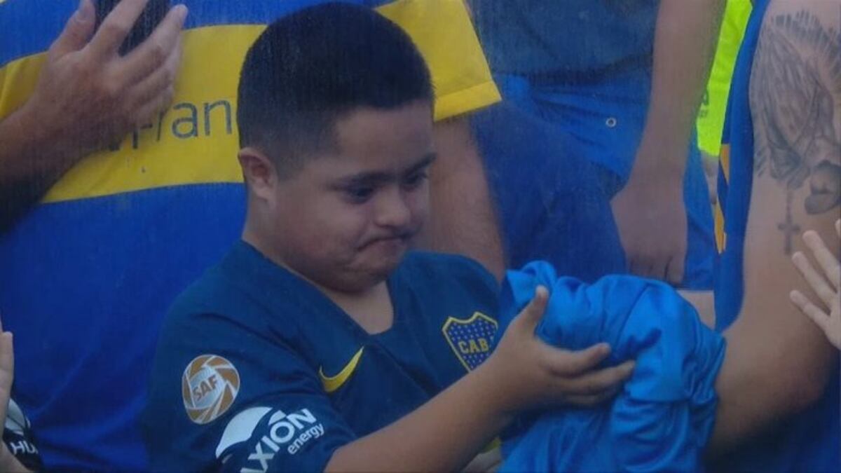El emotivo gesto de Esteban Andrada con un nene en la previa del partido de Boca