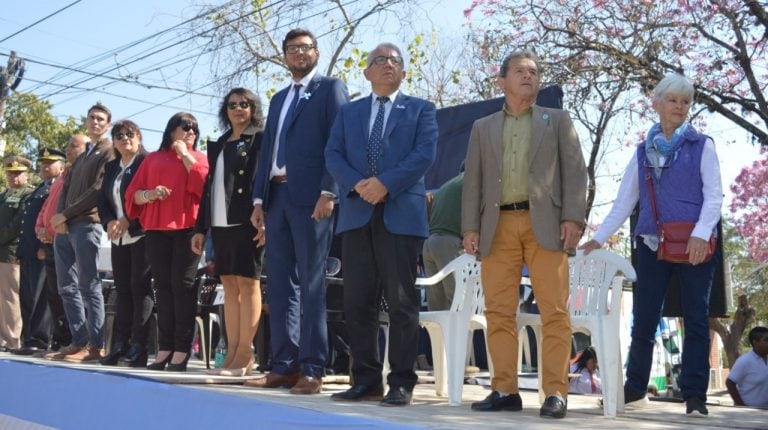 Las autoridades e invitados especiales apreciaron el desfile organizado por el municipio y el Centro Vecinal del barrio "23 de Agosto".