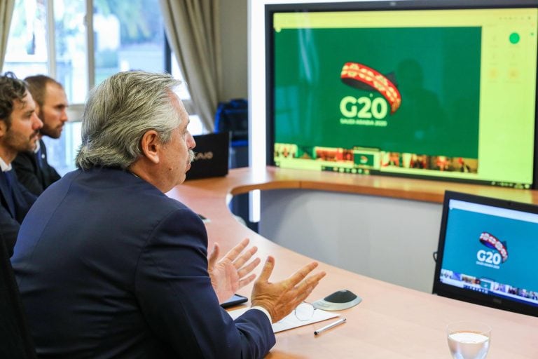 Alberto Fernández junto a Santiago Cafiero y Martín Guzmán (Foto: presidencia/AFP)