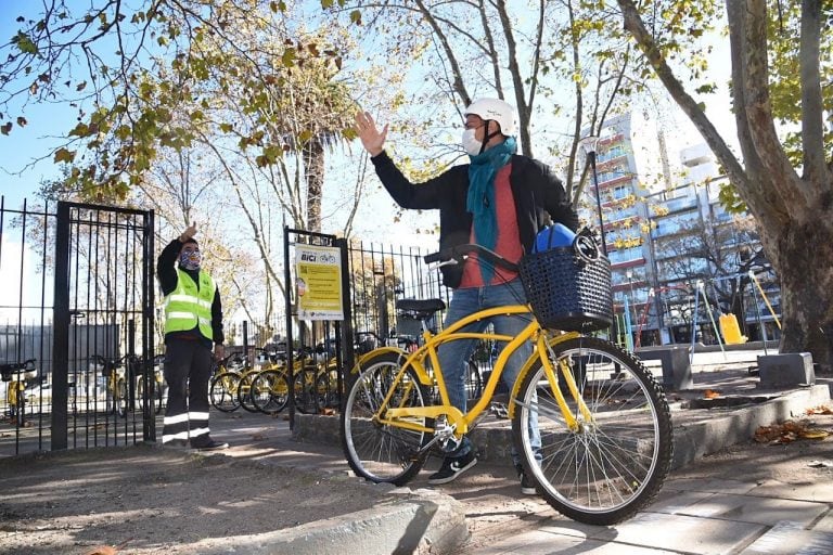 El préstamo de bicicletas, que fue exclusivo para trabajadores esenciales durante el año, ahora es abierto a todo público. (Municipalidad de La Plata)