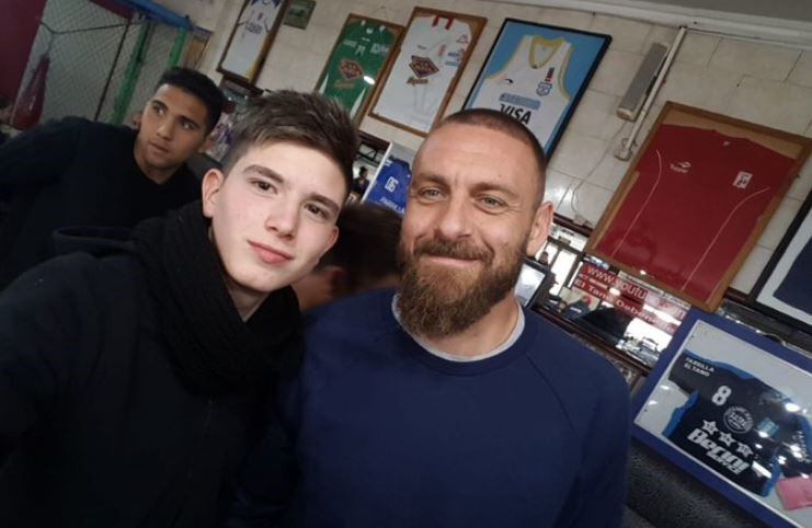 De Rossi con un fan en la parrilla El Tano (Foto: Instagram/@bubu09_)