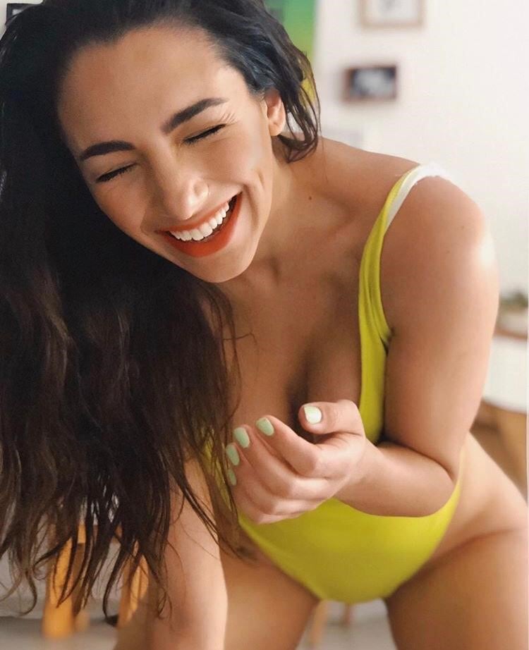 Thelma Fardin posó con un sensual traje de baño amarillo.