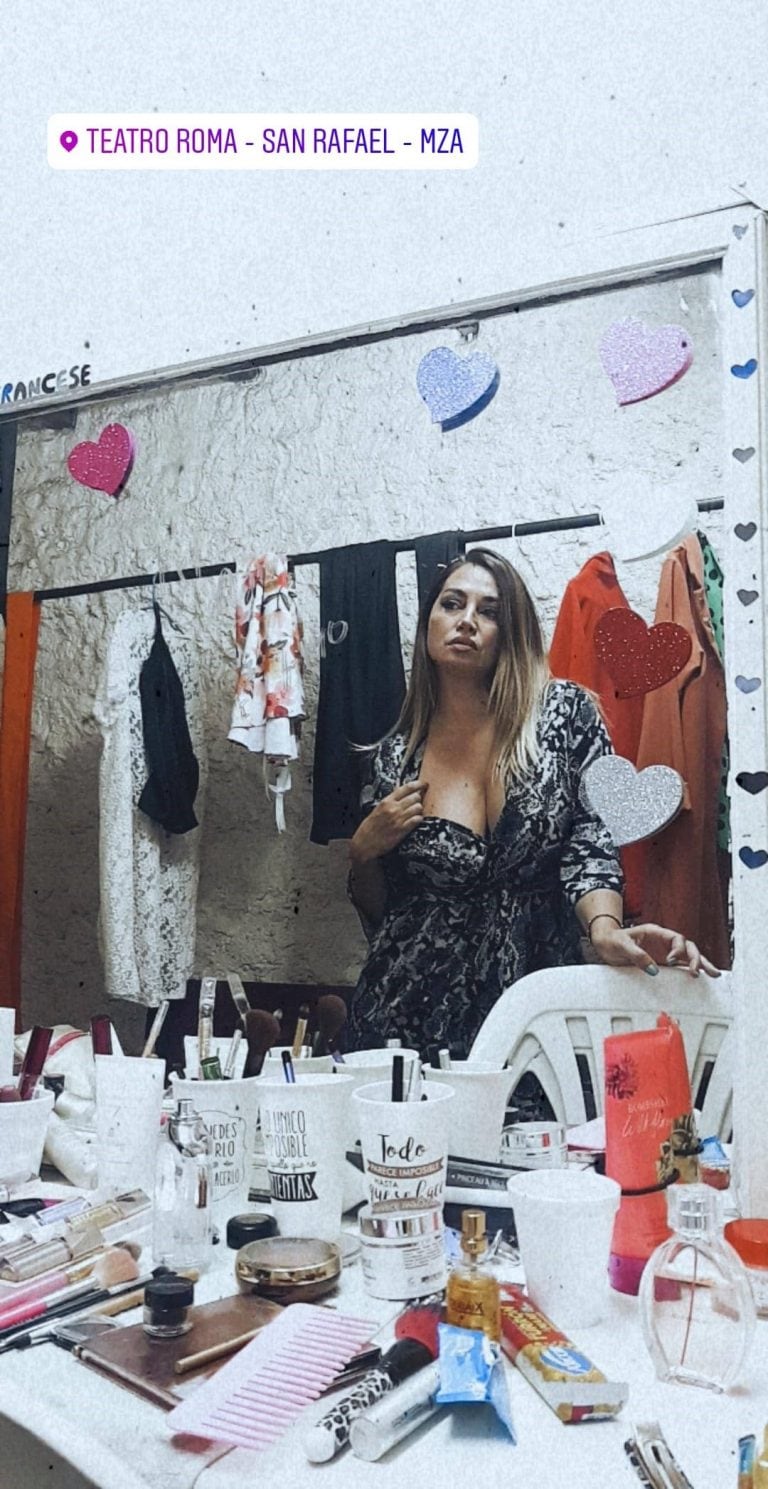 Belén Francese se divierte mostrando sensuales postales desde los camarines del teatro Roma de San Rafael (Foto: Instagram/ @belufrancese)