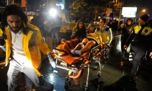 TUR06. Istanbul (Turkey), 01/01/2017.- Medics carry a wounded victim on a stretcher to an ambulance after a gun attack on Reina, a popular night club in Istanbul, near by the Bosphorus, in Istanbul, Turkey, 01 January 2017. At least 35 people were killed and 40 others were wounded in the attack, local media reported. (Atentado, Estanbul, Turquía) EFE/EPA/MURAT ERGIN/IHLAS NEWS AGENCY TURKEY OUT