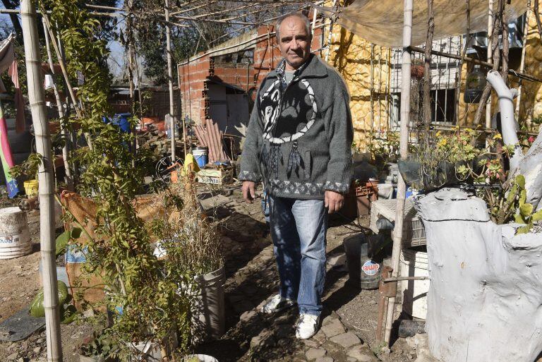 A 150 metros del destrozado reactor número 4 de Chernóbil, unos guantes blancos y una mascarilla fueron la única protección que Oleksandr Zahorodnyuk (Foto: EFE/Fabián Mattiazzi)