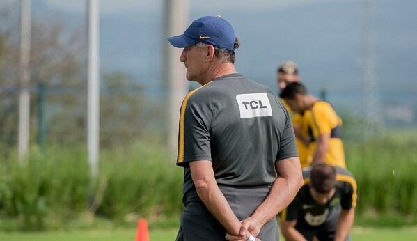 El Patón Bauza sigue de cerca el entrenamiento del plantel. (CARC)