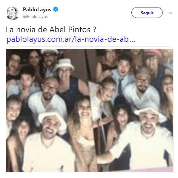 Tuit de la foto de Abel junto a Mora Calabrese.