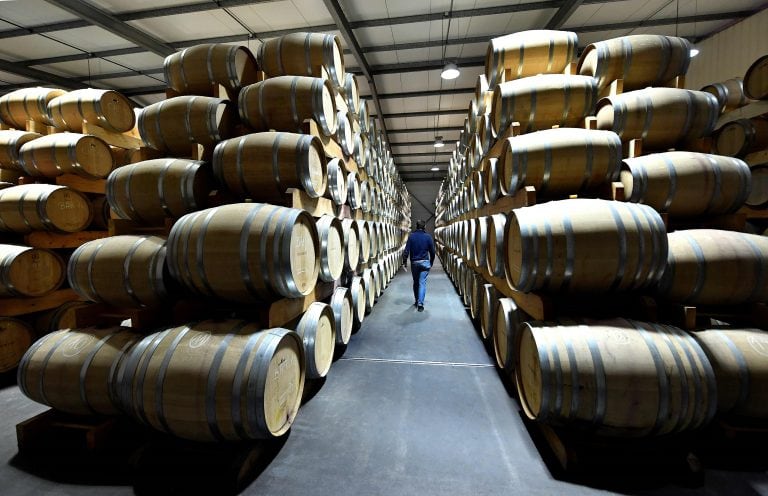 A picture taken at the cooperative des Vignerons de Tutiac (Tutiac wine cooperative) in Blaye near Bordeaux, southwestern France, on September 20, 2017 shows wine barrils.  / AFP PHOTO / GEORGES GOBET francia  bodega cooperativa Vignerons de Tutiac industria vitivinicola