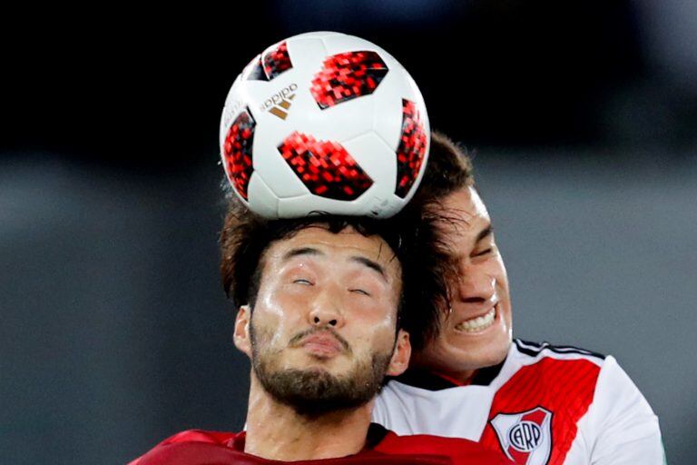 Santos Borré disputa el balón con Inukai Tomoya en el partido por el tercer puesto (Foto: Hassan Ammar/AP)