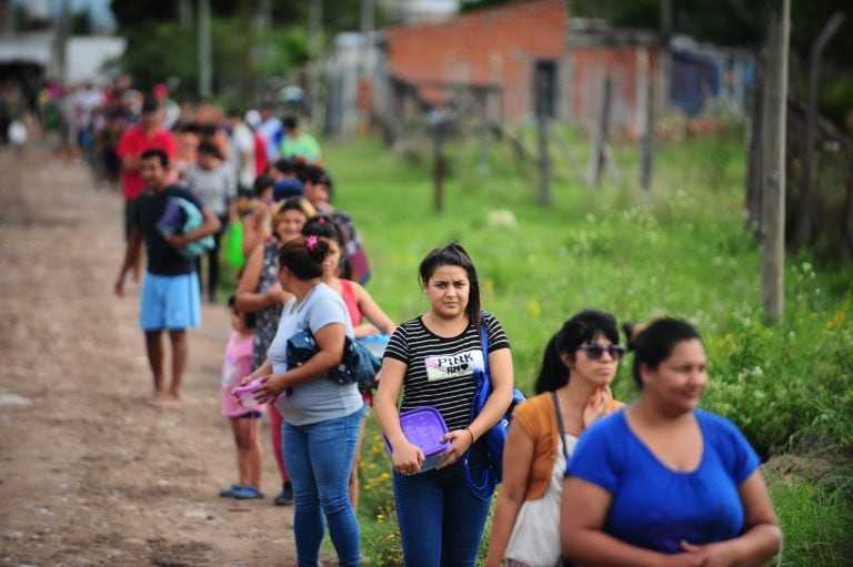 El Ejército Argentino distribuye alimentos en La Matanza.  (Clarín)