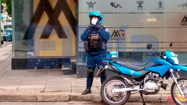 Utilizaron barbijos y guantes durante el operativo (El Día).