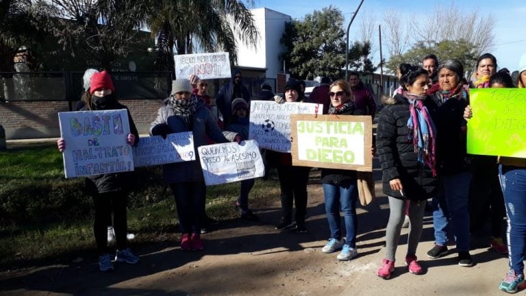 Los vecinos llevaron carteles y criticaron la actuación policial. (@jufarus)