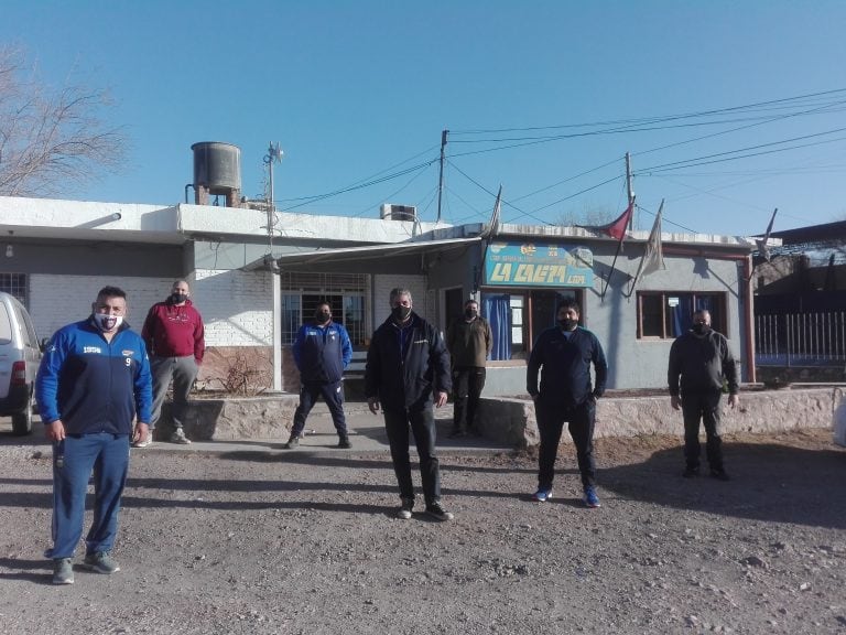 La Calera: choferes frente a la oficina de Calcita.