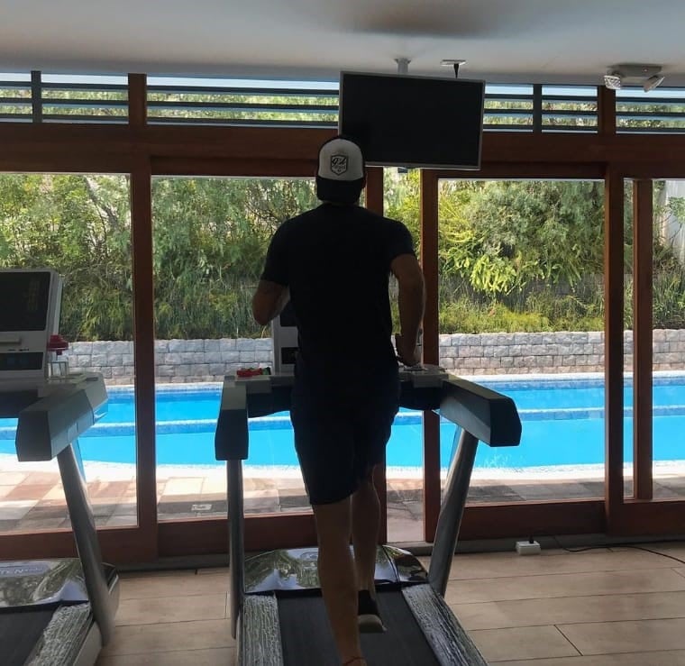 Juan Manuel Tévez entrena en su casa