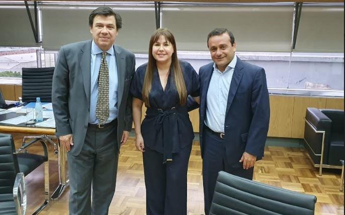 Silvana Giménez, la ministra de Trabajo de Misiones flanqueada por el ministro de Trabajo nacional, Claudio Moroni, y el gobernador Oscar Herrera Ahuad. (Misiones Online)