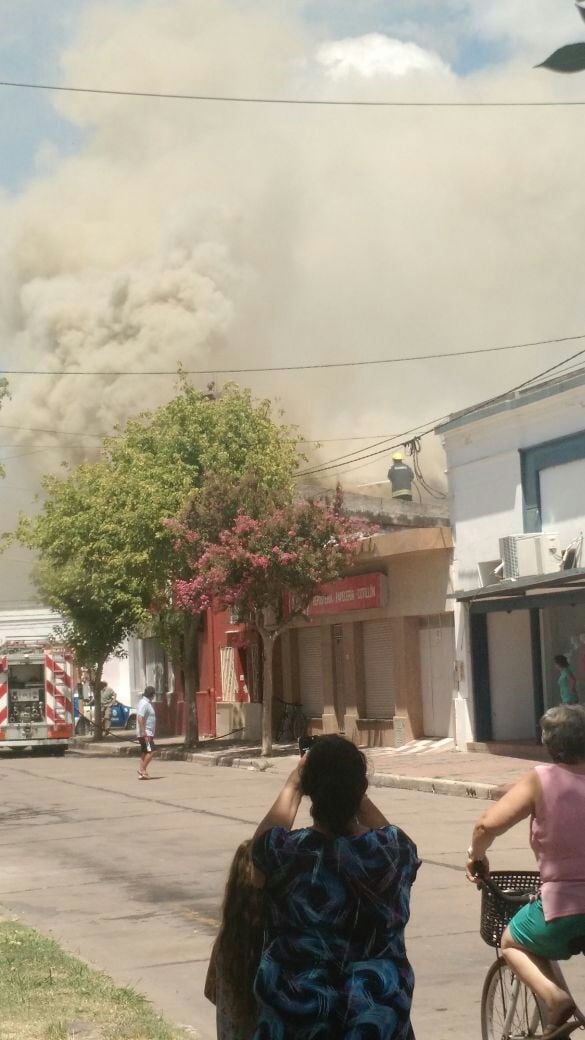 Se incendió una tienda de ropa en Totoras. (Infomás)