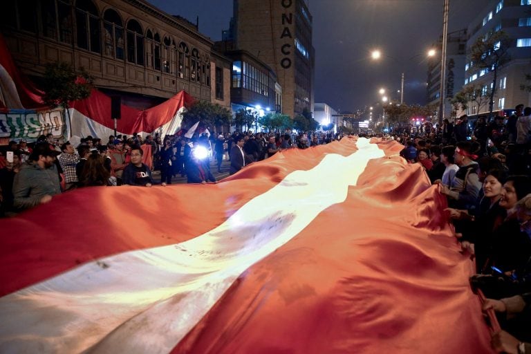 Folleto publicado por el servicio nacional de noticias Andina que muestra a personas que se manifestaban en el centro de Lima el 30 de septiembre de 2019 después de que el presidente peruano Martin Vizcarra disolviera el Congreso. Crédito: Tarqui Palomino / ANDINA / AFP.