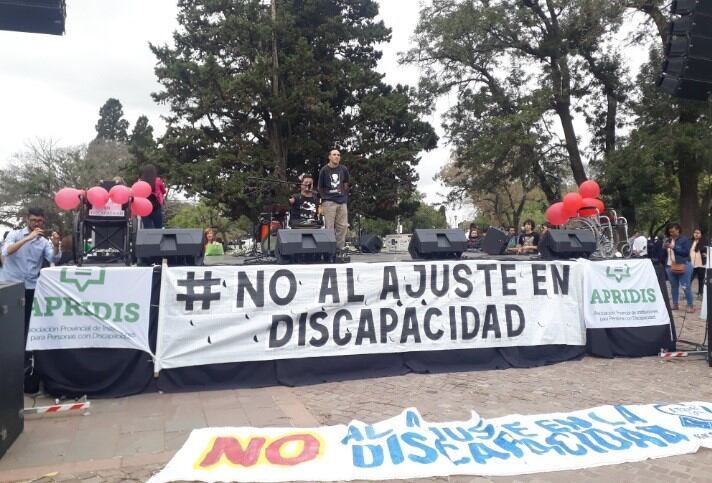 Masiva marcha en contra del ajuste en discapacidad