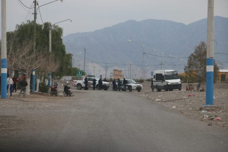 Una mujer escapó a campo traviesa luego de ser encontrada in fraganti por su marido.