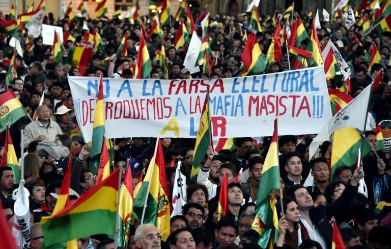 Ciudadanos reunidos en la plaza San Francisco, en el centro de La Paz, este jueves exigiendo que se respete el resultado del referéndum de 2016, diez días antes de las elecciones generales. En 2016 Evo Morales fue derrotado en su intento de asegurar el apoyo público para eliminar los límites de mandato. El gobierno rechazó el resultado mientras la Corte constitucional, con mayoría de miembros leales a Morales, dictaminó que era su derecho humano buscar una cuarta reelección. (Photo by AIZAR RALDES / AFP)