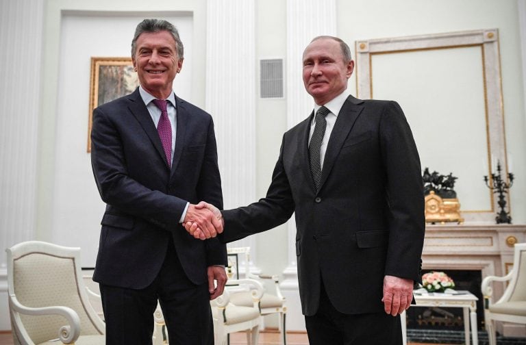 Russian President Vladimir Putin (R) shakes hands with his Argentinian counterpart Mauricio Macri during a meeting at the Kremlin in Moscow, Russia January 23, 2018. REUTERS/Alexander Nemenov/Pool