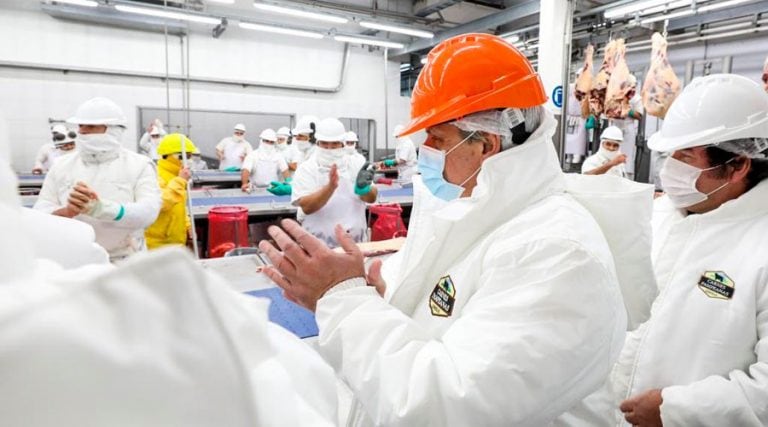 Fernández y la comitiva recorriendo el frigorífico Carnes Pampeanas (Presidencia)