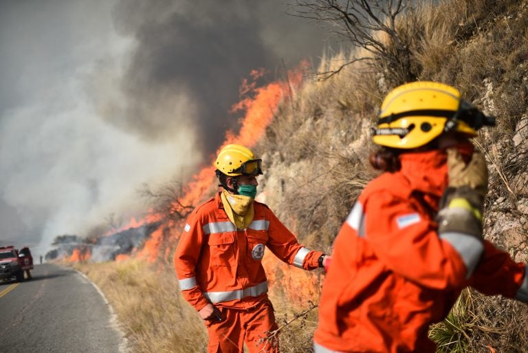 Bomberos combaten los incendios en la zona de Bosque Alegre para evitar que las llamas alcancen al Observatorio Astronómico. (Pedro Castillo)