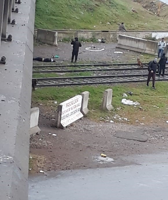 El conductor salió despedido del vehículo y cayó del puente.