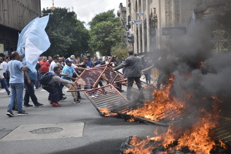 La protesta de Luz y Fuerza de este lunes con ataques a huevazos a Cadena 3 y rotura de vallas en la Lotería.