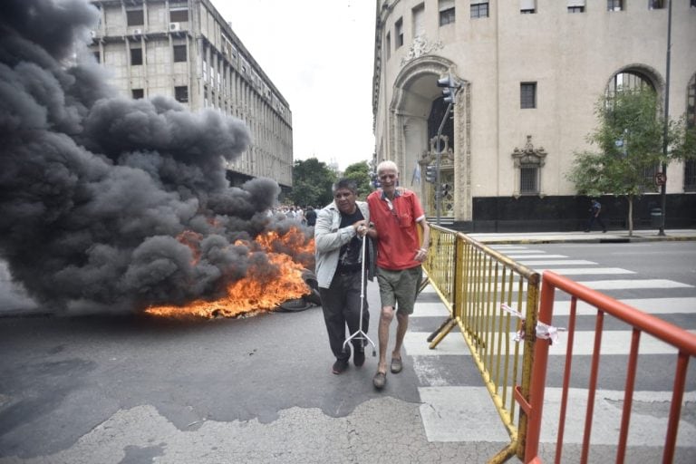 La protesta de Luz y Fuerza de este lunes con ataques a huevazos a Cadena 3 y rotura de vallas en la Lotería.