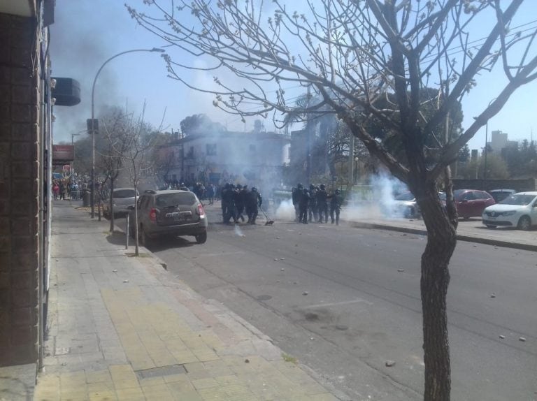 Violento cruce entre la Policía y Luz y Fuerza.