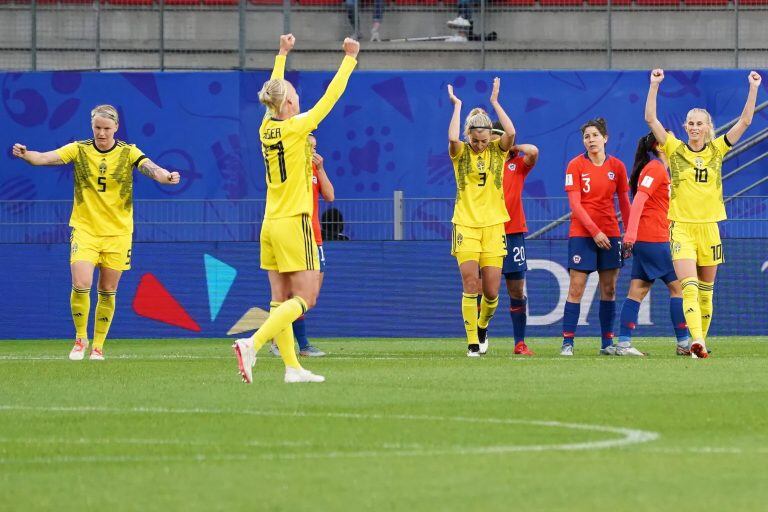 Los jugadoras de Suecia celebran y las chilenas son pura desolación. (EFE)