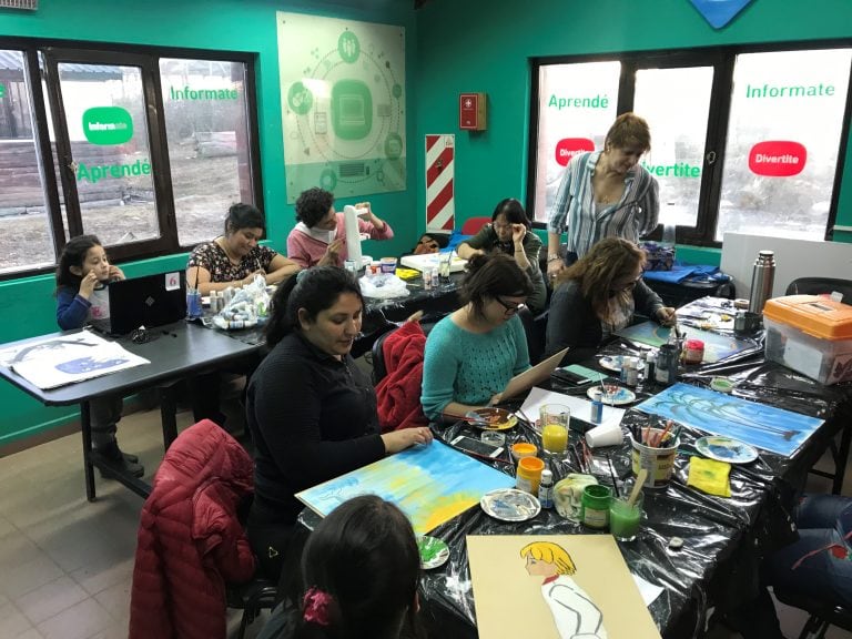 Taller de pintura en la casa de la Cultura ciudad de Tolhuin