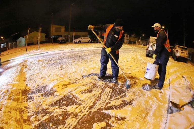 La limpieza de las calles, veredas y garitas se realizan durante toda la jornada.