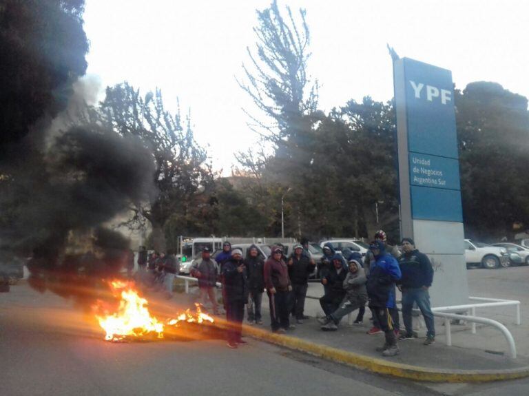 Trabajadores de la UOCRA se encuentran también con manifestación en la Administración de YPF