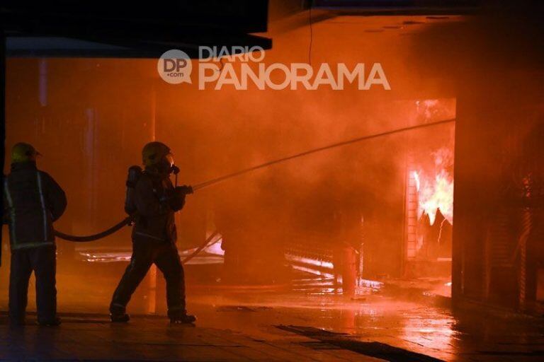 Incendio en el bazar "El Tiburón". (Fotos: Diario Panorama).