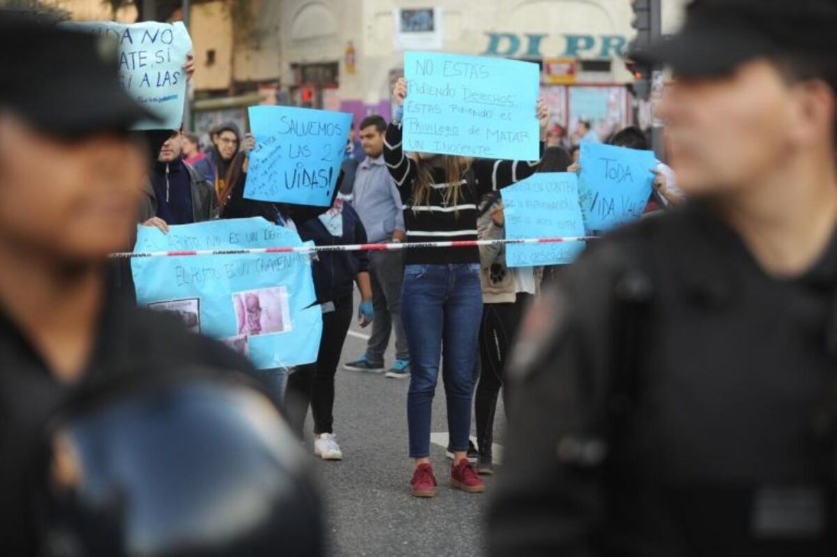 Neuquinos intervinieron un monumento en rechazo al proyecto de legalización del aborto
