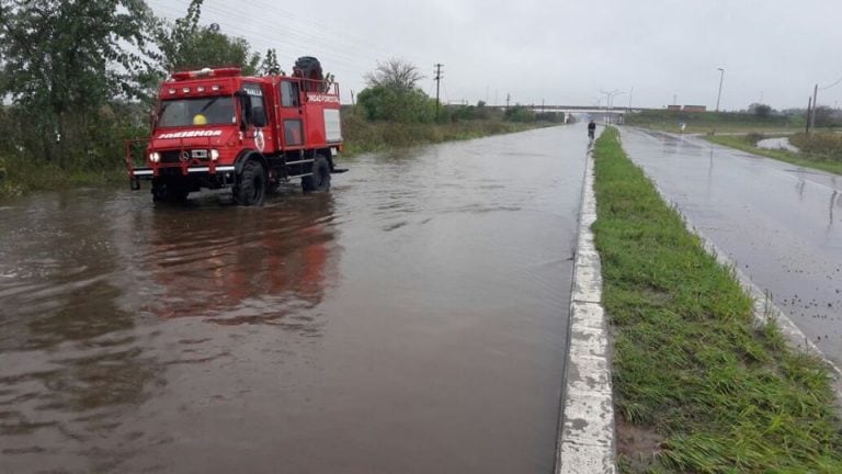 Desde el domingo, un tramo de la Ruta 33 entre Pérez y Zavalla quedó anegado.