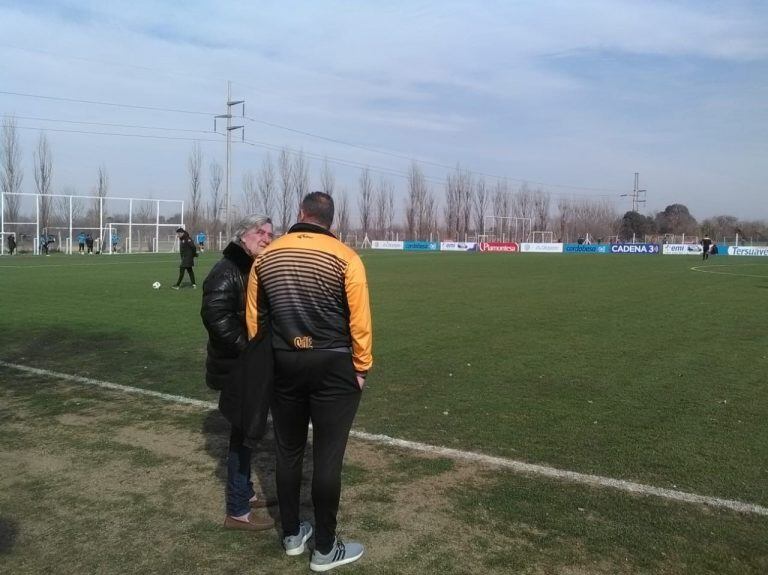 Al costado de la cancha, junto a Armando Pérez. Cacho dejó buena relación de su paso por Belgrano con el cuerpo técnico de Dalcio Giovagnoli.