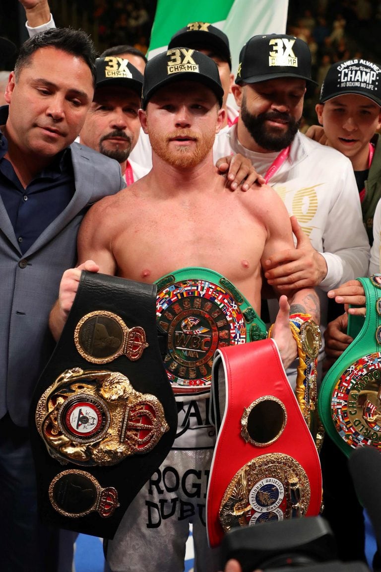 Canelo Álvarez expone sus tres títulos mundiales (AFP).