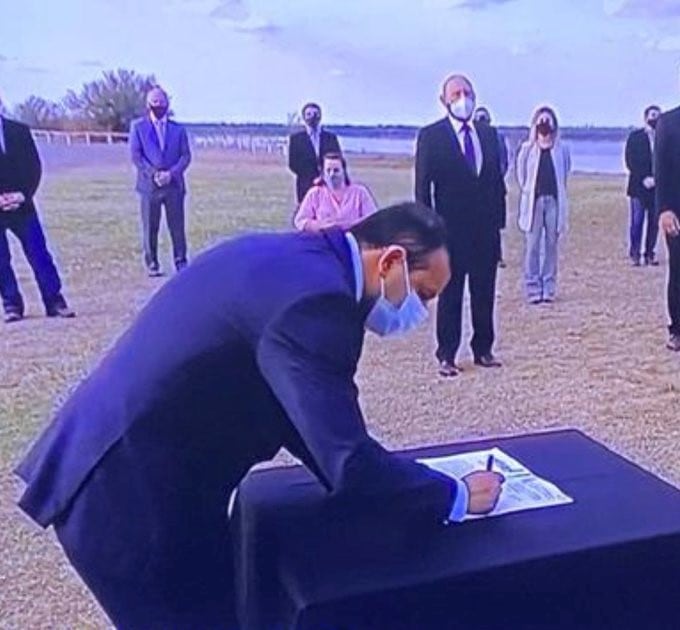 El gobernador Ahuad cuando firmó la incorporación de Misiones a la Hidrovia Paraná Paraguay en Puerto 
en Martín, provincia de Santa Fe Santa Fe.