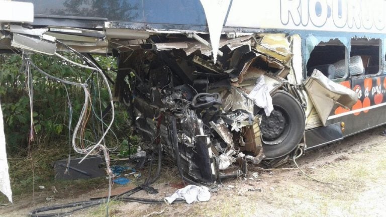 ARG02. VILLAGUAY (ARGENTINA), 26/02/2018.- Fotografía cedida por el Portal Multimedia El Once, de un autobús siniestrado hoy, lunes 26 de febrero de 2018, en el municipio de Villaguay (Argentina). Dos personas murieron y otras 15 resultaron heridas hoy en una localidad de la provincia argentina de Entre Ríos (este), después de que se accidentara el autobús en el que viajaban junto a un equipo de fútbol infantil, informaron fuentes policiales. El autobús pertenece a la empresa Río Uruguay y viajaba desde Puerto Iguazú, en la provincia de Misiones (noreste), a la central ciudad de Córdoba, capital de la provincia homónima. EFE/EL ONCE/SOLO USO EDITORIAL/NO VENTAS