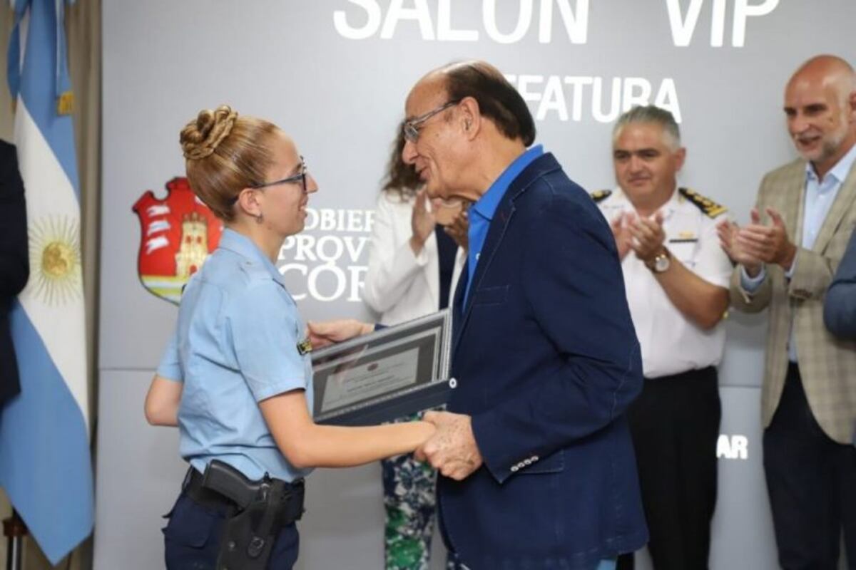 Distinguieron a la policía que ayudó a una pareja de jubilados en Mina Clavero