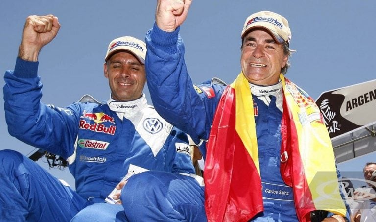 Sainz, con su puño en alto, celebrando su primer triunfo en el Dakar, en 2010. A su lado, su navegante Lucas Cruz.