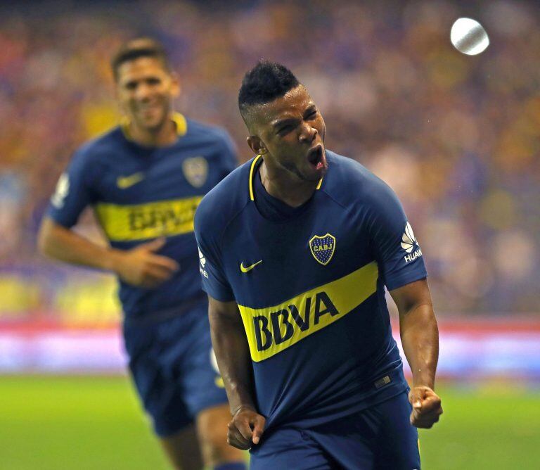 Boca Juniors's Colombian defender Frank Fabra (R) celebrates after scoring against Temperley during their Argentina First Division Superliga football match at La Bombonera stadium, in Buenos Aires, on February 11, 2018. / AFP PHOTO / ALEJANDRO PAGNI cancha de boca juniors Frank Fabra campeonato torneo superliga de primera division futbol futbolistas partido boca juniors temperley