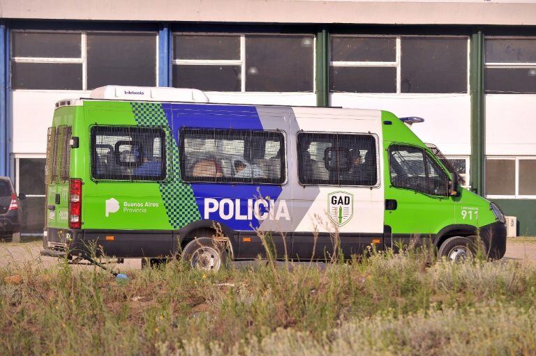 Los 10 rugbiers detenidos por el crimen de Fernando Báez Sosa llegan a la segunda rueda de reconocimiento en Villa Gesell. (Clarín)