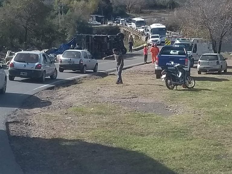 El camión tumbó en próximidades del Puente. Sin afectar a otros vehículos que transitaban por la ruta.