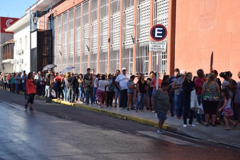 Banco Nación también tuvo importantes filas de personas.