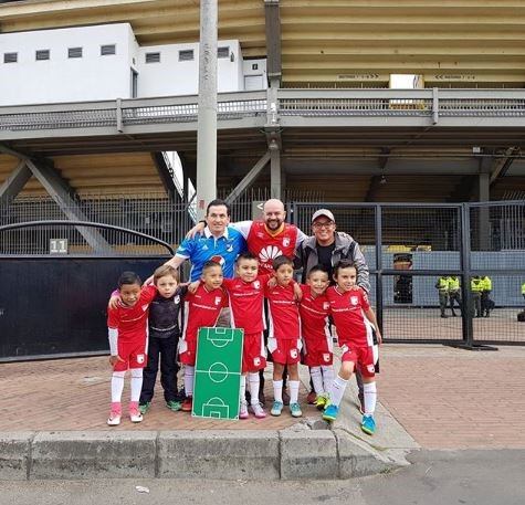 César Daza con "la nueva generación de estrellas santafereñas", como él definió al equipo infantil. (Instagram: @dazabernal)